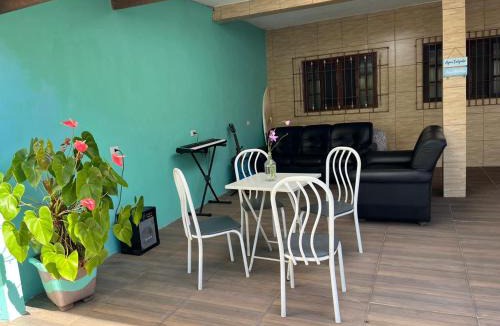Mongagua House | Casa com piscina de 7m x 3,5m com garagem, quintal e jardim em Mongaguá