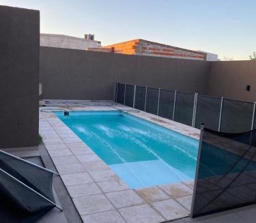 San Nicolas de los Arroyos House | Casa quinta moderna, con pileta, parrilla, galería, 2 habitaciones, todos los servicios