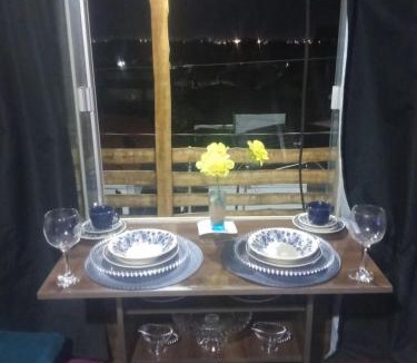 Jardim dos Ipes House | Quarto Vip, cama king, ar e tv, sacada e banheiro