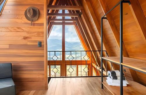 Goncalves House | Uma Cabana Acima das Nuvens - Banheira, lareira e vista incrível para a Pedra do Baú