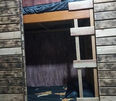Jardim dos Ipes House | Quarto 07,cama de casal, beliche, com ar e TV, sala, cozinha e banheiro