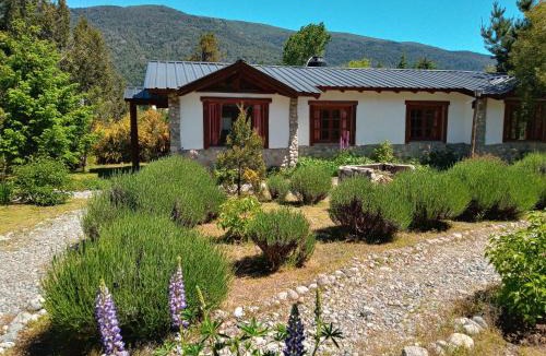 Lago Puelo Cabin | Cabañas Aldea de Montaña