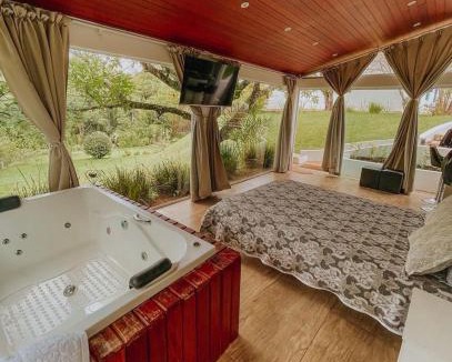 Sao Roque Cabin | Loft Vidro Garden em Condomínio Rota do Vinho São Roque