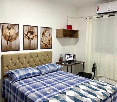 Centro Apartment | Apto aconchegante no centro perto do Shopping com 2 Quartos Casal ArCond WiFi 400M HomeOffice Cozinha Maq Lavar e Garagem em Dourados
