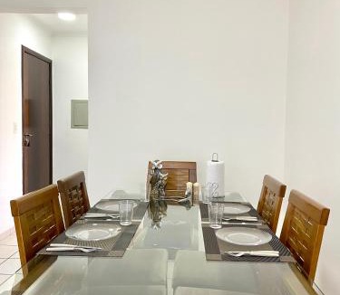 Centro Apartment | Apto aconchegante no centro perto do Shopping com 2 Quartos Casal ArCond WiFi 400M HomeOffice Cozinha Maq Lavar e Garagem em Dourados