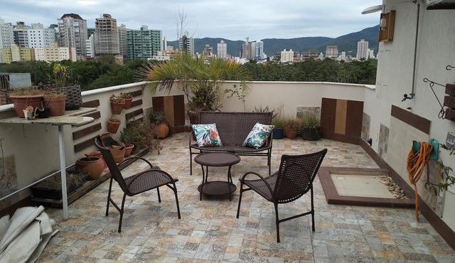 Excellent duplex penthouse two blocks from the sea in Meia Praia