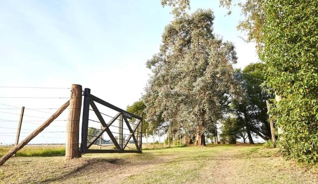 This cottage is a 4 bedroom(s), 3 bathrooms, located in San Antonio de Areco, Provincia de Buenos Aires.