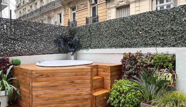 One bedroom apt w/hottub near "Florida" St