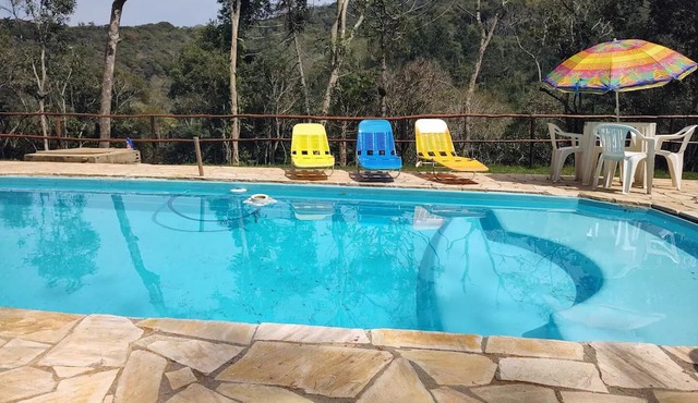 Linda Casa na Árvore, Rodeado por Vegetação Exuberante e os Sons da Natureza in Loteamento do Recanto Monjolo Juquitiba