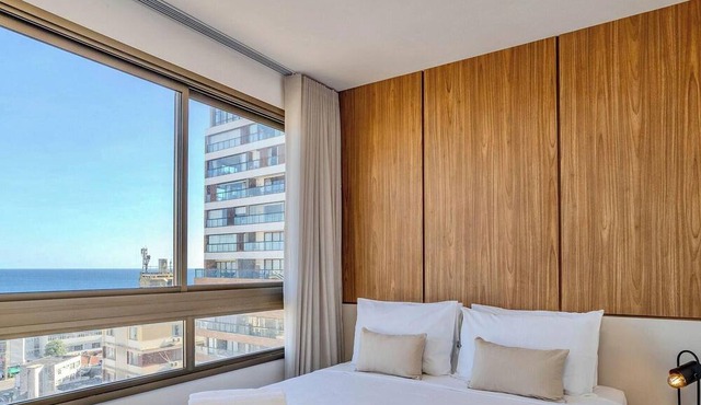 2 suites on a high floor in Barra with ocean view