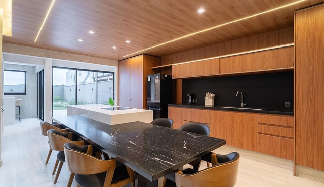 Modern House: 3 Suites | Jacuzzi | 450m from Beach
