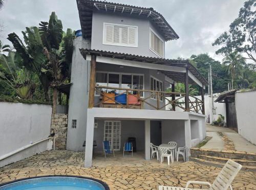 Aconchegante casa com 3 suites , piscina, churrasqueira a 500m da praia da Feiticeira in Ilhabela