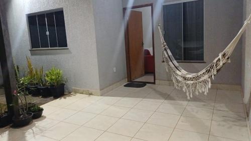 Casa com varanda, garagem e cozinha completa