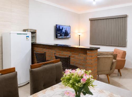 Casa sobrado aconchegante com varanda e arejada em Americana
