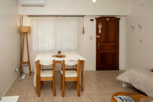 DEPARTAMENTO cerca de CABA hasta 4 personas Parking Gratis Patio ideal familias estadias cortas por Trabajo Recitales Salud y Capacitaciones