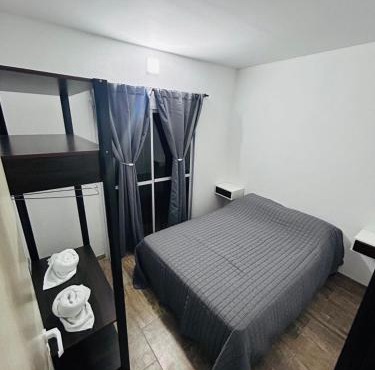 Departamento ESTRADA ideal para pasajeros en tránsito, viajes laborales o estadías cortas Ubicado en Ezeiza, a solo 20 minutos del Aeropuerto Internacional Ministro Pistarini, ofrece comodidad y practicidad para hasta 4 personas