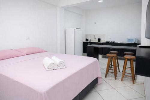 Estúdio espaçoso com sacada e cama king no centro
