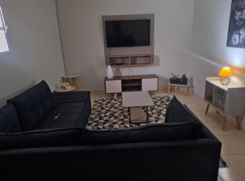 Casa de hospedagem com um de casal com smart tv e ventilador