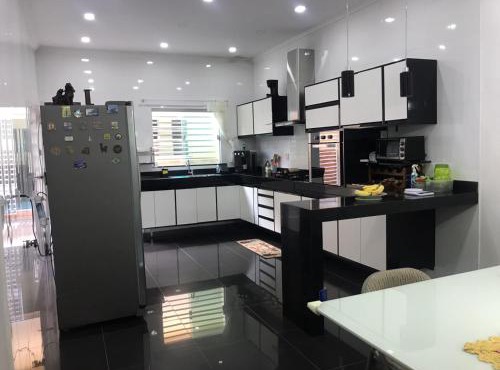 Casa 3 quartos, suite, 3 camas casal, 3 camas solteiro, banheiro social, área serviço, garagem, quintal, café da manhã in Belém