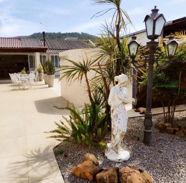 Casa com piscina grande e churrasqueira!
