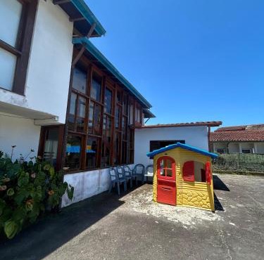 Casa com piscina a 150m da Praia do Lázaro