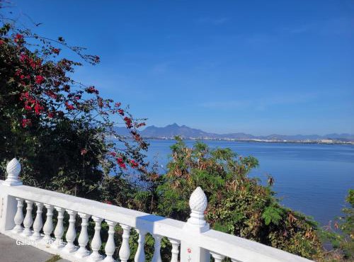 Micro casa no Rio de Janeiro - Ela é privada e com boa localização - Boa para quem vem passear- Ótimo para trabalho ou home office- Pra quem está preocupado com o voo, o Aeroporto Galeão é perto- Visitar famíliares- Lugar tranquilo e agradável