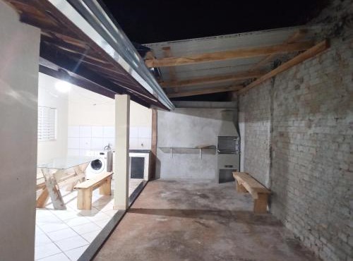 Iporã casa simples Ar-cond, wi-fi, smartv, máquina de lavar 6 pessoas, equipado com churrasqueira, garagem para 4 carros sendo 2 coberta, Hop Independente