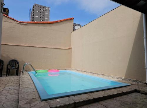 Casa Maravilhosa, Pé na Areia com Piscina, Área Gourmet com Churrasqueira em Deck Coberto Frente a Piscina, Mesa de Bilhar, 4 Quartos Confortáveis, Sendo 2 Suítes, Cozinha Americana e Sala de Jantar, Ampla Garagem para 6 Carros - Mercado na rua da Casa