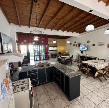 Casa con pileta a metros de la Laguna